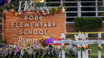 : Se ve un monumento que rodea el letrero de la Escuela Primaria Robb luego del tiroteo masivo en la Escuela Primaria Robb el 26 de mayo de 2022 en Uvalde, Texas.