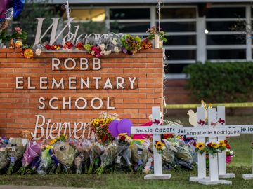 : Se ve un monumento que rodea el letrero de la Escuela Primaria Robb luego del tiroteo masivo en la Escuela Primaria Robb el 26 de mayo de 2022 en Uvalde, Texas.