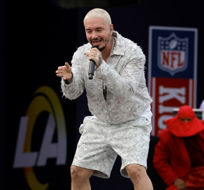 J Balvin en un concierto en Long Beach antes del juego inaugural de 2022. /Foto: Kevin Winter/Getty Images