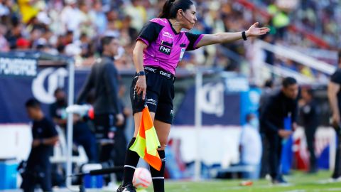 Karen Diaz. árbitra mexicana en el Necaxa ante Club América de la Liga MX.