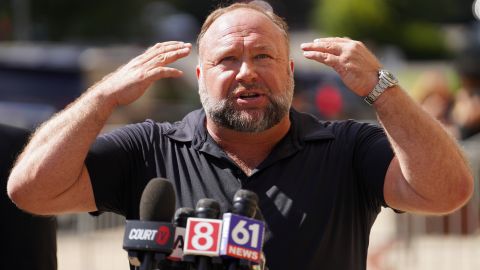 Alex Jones deberá pagar $1,438 millones a víctimas de la masacre en la escuela Sandy Hook por difamación