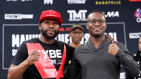 Floyd Mayweather y Deji Olatunji durante el cara a cara previo a su combate.