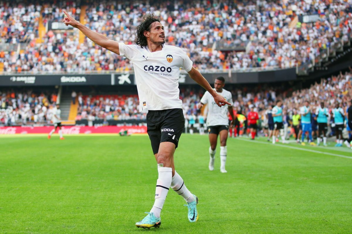  Edinson Cavani celebrando gol con el Valencia de España.