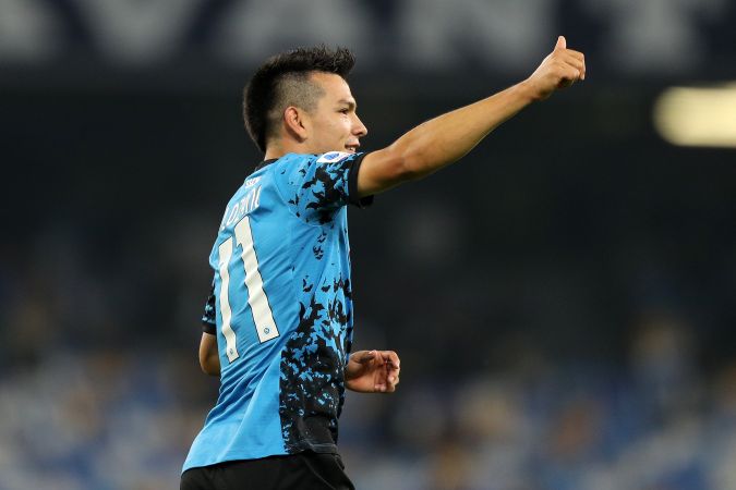 El atacante Hirving 'Chucky' Lozano celebrando un gol ante el Bologna en la Serie A de Italia.