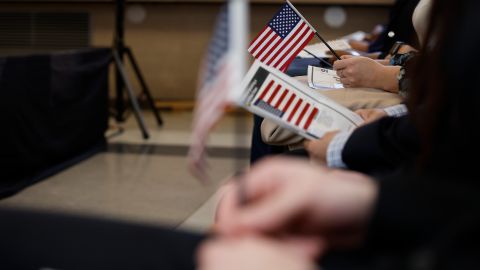 El voto de los nuevos ciudadanos cobra fuerza en las elecciones de Arizona.