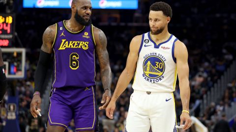 LeBron James y Stephen Curry en un partido de la NBA entre Los Angeles Lakers y Golden State Warrios.
