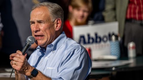 Gobernador de Texas, Greg Abbott, ahora envía primer autobús con migrantes a Filadelfia