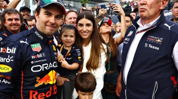 Sergio 'Checo' Pérez en compañia de su familia tras el GP de México 2022.