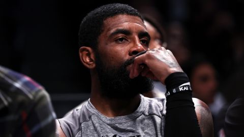 Kyrie Irving ha sido el centro de la polémica en la NBA.