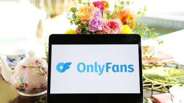 Logotipo de la plataforma OnlyFans en una tablet.