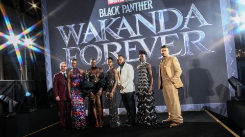 Martin Freeman, Florence Kasumba, Danai Gurira, Letitia Wright, Ryan Coogler, Lupita Nyong'o y Tenoch Huerta asisten al estreno europeo de Marvel Studios' "Black Panther: Wakanda Forever" en Leicester Square en Cineworld Leicester Square el 3 de noviembre de 2022 en Londres, Inglaterra.