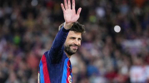 Gerard Piqué despidiéndose en su último partido como profesional.