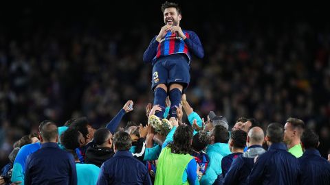 Gerard Piqué siendo cargado por sus compañeros del FC Barcelona tras jugar su último partido.