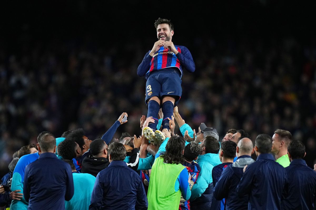 Gerard Piqué siendo cargado por sus compañeros del FC Barcelona tras jugar su último partido. 