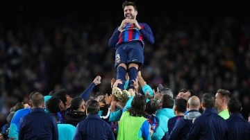 Gerard Piqué siendo cargado por sus compañeros del FC Barcelona tras jugar su último partido.