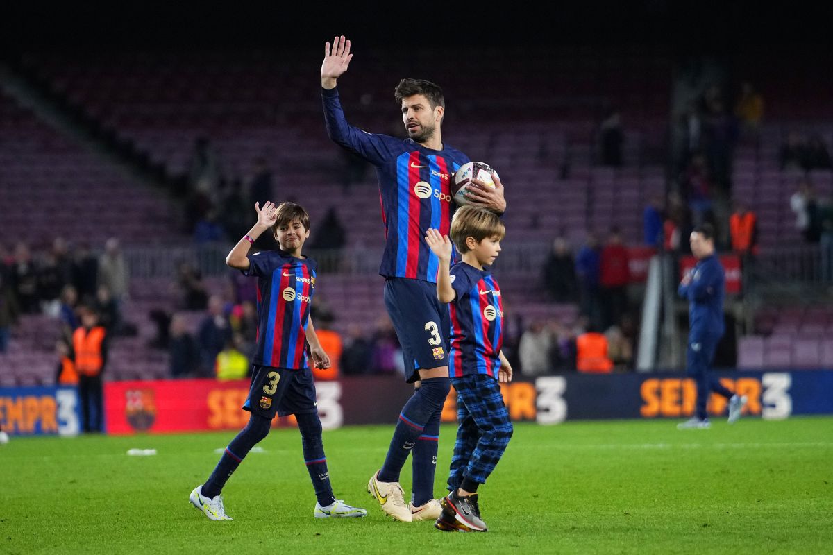 Gerard Piqué with his two sons in his last game as a professional player. 
