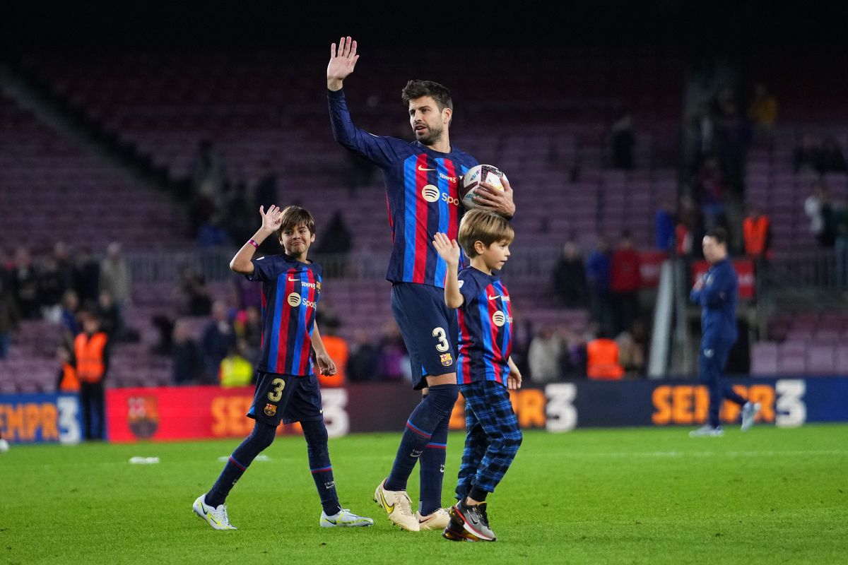 Gerard Piqué with his two sons in his last game as a professional player.