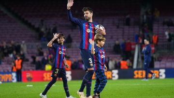 Gerard Piqué junto a sus dos hijos en su último partido como jugador profesional.