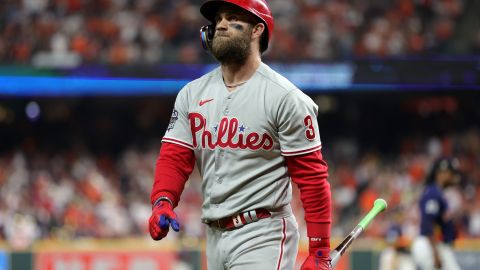 Bryce Harper podría someterse a una operación de Tommy John.