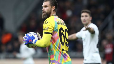 Bartlomiej Dragowski arquero del Spezia de la Serie A de Italia.