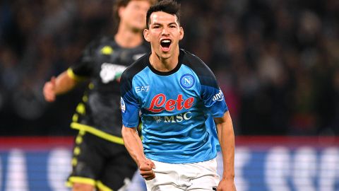 Hirving Lozano celebra su gol con el Napoli.