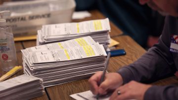 Trabajadores electorales cuentan boletas de elecciones en Wisconsin Center en Milwaukee,
