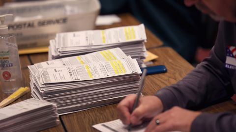 Trabajadores electorales cuentan boletas de elecciones en Wisconsin Center en Milwaukee,