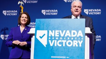 La senadora Catherine Cortez Masto (i) resultó reelecta en Nevada.