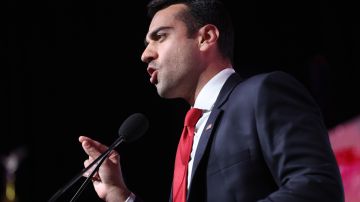 El republicano Abe Hamedeh demanda que lo declaren ganador y reviertan el resultado de las elecciones en Arizona.