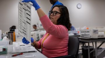 Los trabajadores electorales clasifican las boletas en el Centro Electoral y de Tabulación del Condado de Maricopa el 09 de noviembre de 2022 en Phoenix, Arizona.
