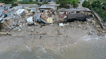 Casas derrumbadas en la playa al paso del huracán Nicole en Daytona Beach.