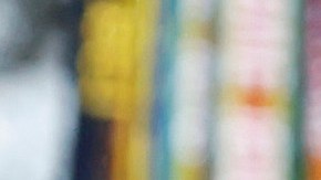 Kamala Harris coloca una ofrenda floral en la Tumba del Soldado Desconocido en la Ceremonia Nacional de Arlington.