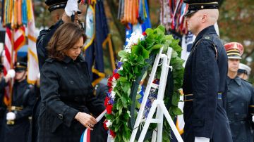 Kamala Harris coloca una ofrenda floral en la Tumba del Soldado Desconocido en la Ceremonia Nacional de Arlington.