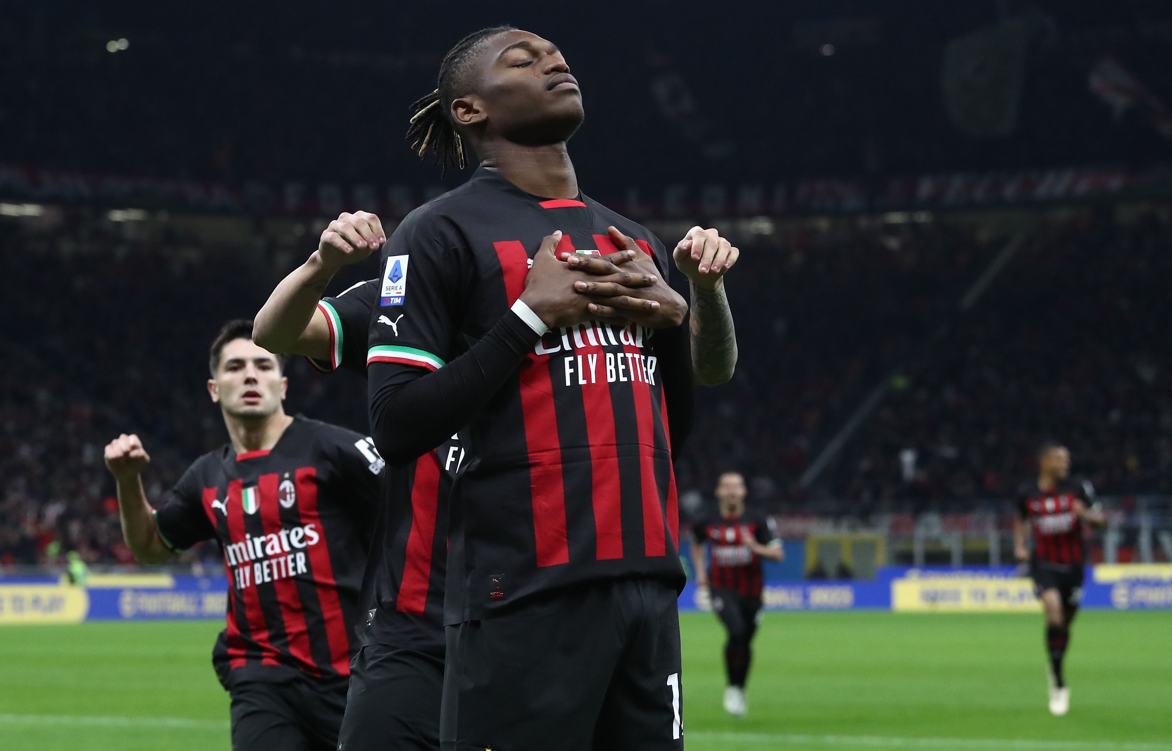 Al estilo Cristiano Ronaldo: Rafael Leao anotó en la victoria del AC Milan en la Serie A y 