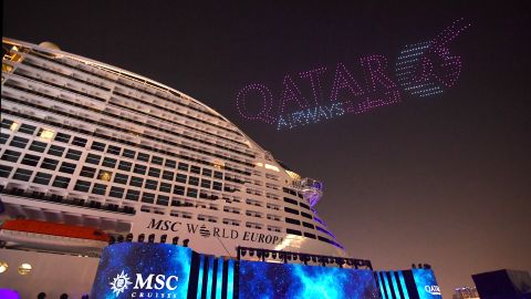 MSC World Europa durante una ceremonia en Qatar.