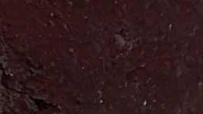 Flores afuera del Scott Stadium en honor a los tres jugadores de la Universidad de Virginia asesinados.