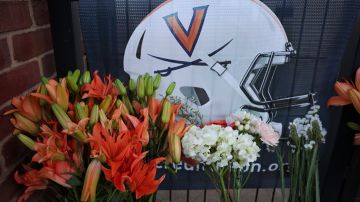 Flores afuera del Scott Stadium en honor a los tres jugadores de la Universidad de Virginia asesinados.
