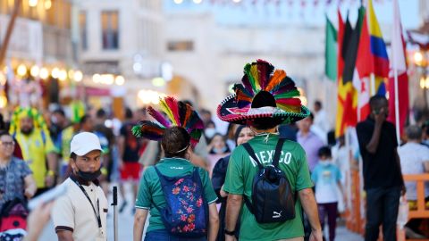 Aficionaos mexicanos caminando por Doha, Qatar.