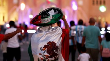 Fanático mexicano posando para una foto en Qatar.
