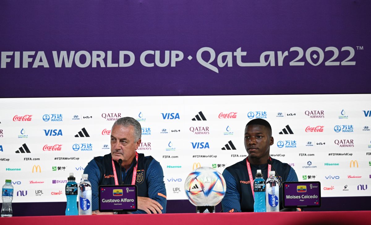The coach Gustavo Alfaro and the player Moisés Caicedo at the press conference prior to the debut in Qatar 2022. 