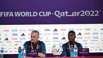 El entreandor Gustavo Alfaro y el jugador Moisés Caicedo en la rueda de prensa previa al debut en Qatar 2022.