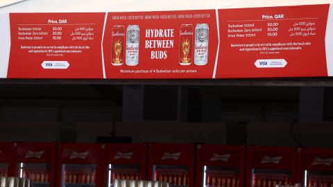 Puesto de cerveza Budweiser antes de la Copa Mundial de la FIFA 2022 en Qatar.