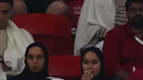 Aficionados qataríes y ecuatorianos en el primer partido de la Copa del Mundo 2022.