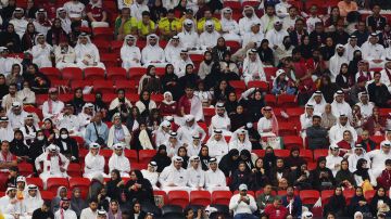 Aficionados qataríes y ecuatorianos en el primer partido de la Copa del Mundo 2022.