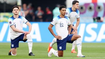 La Selección de Inglaterra hincó rodillas en forma de protesta en su primer partido del Mundial Qatar 2022.