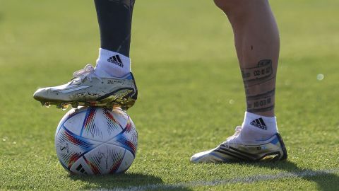 Messi pisando un balón en el último entrenamiento de Argentina en Qatar.