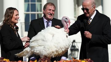 Joe Biden indulta a dos pavos por Acción de Gracias y bromea sobre las elecciones