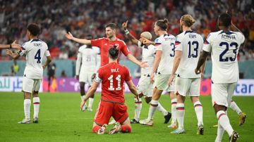 Selección de Estados Unidos y Gareth Bale durante el partido ante Gales en Qatar 2022.