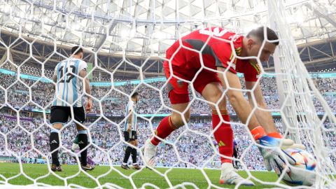 Emiliano Martínez después de recibir un gol.