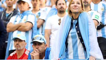 Hinchas argentinos en el debut de la albiceleste en Qatar 2022.